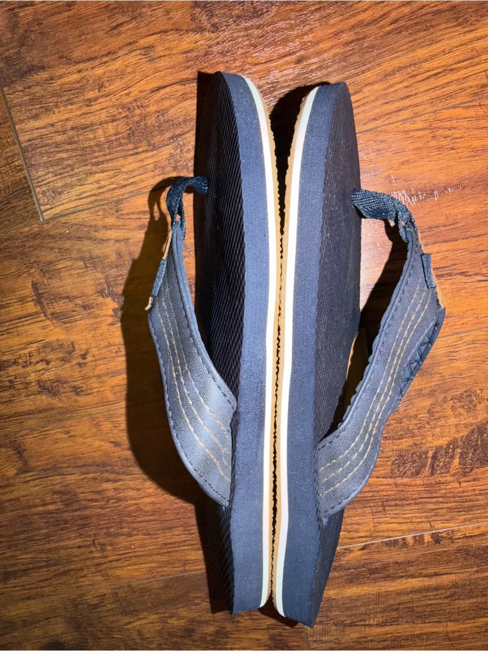 Dockers Navy blue Men’s flip-flop arch support sandals with tan accents 8/9